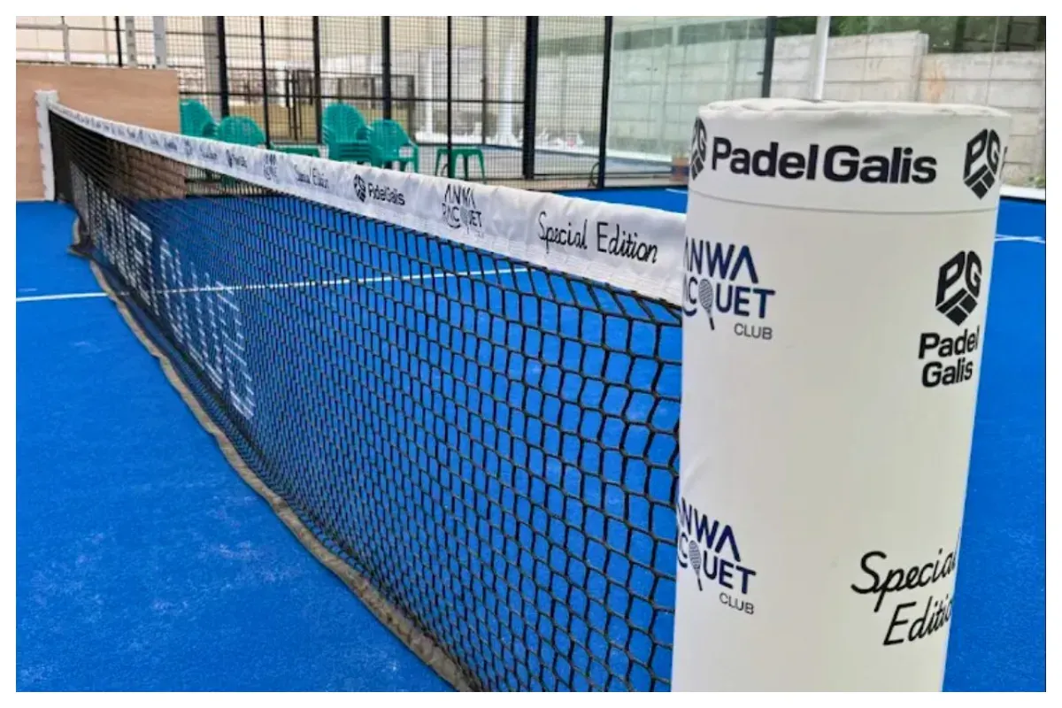 Lapangan padel Anwa Racquet Club, klub olahraga elit yang berlokasi di Taman Villa Meruya, Kembangan, Jakarta Barat roboh pada Minggu, 26 Oktober 2025. (Sumber: X/@PadelGalis)