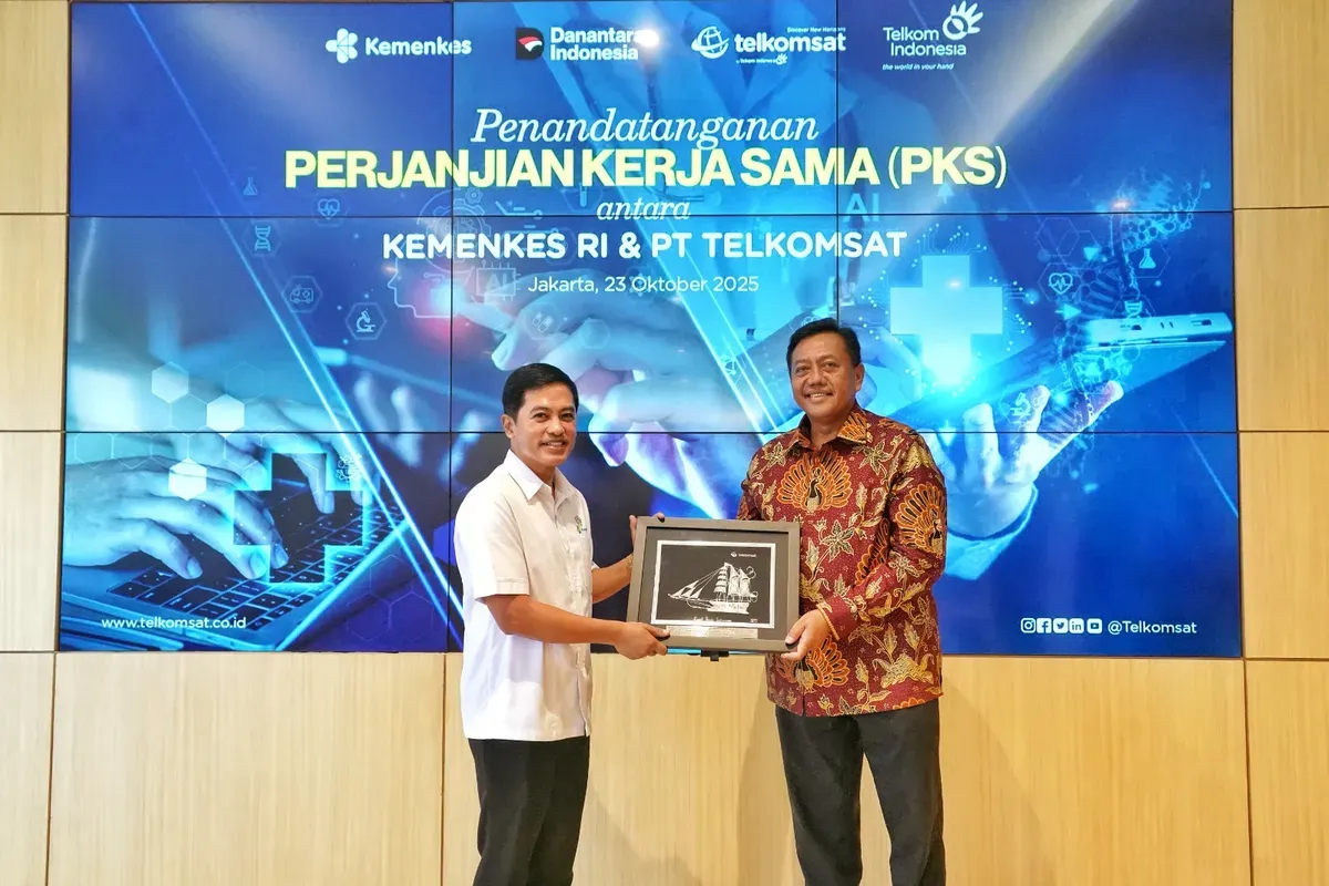 Dirut Telkomsat Lukman Hakim Abd Rauf (kanan) saat memberikan cinderamata kepada Wamenkes Prof. dr. Dante Saksono Harbuwono, Sp.PD-KEMD., Ph.D (kiri), Kamis, 23 Oktober 2025. (Sumber: Corporate Communication PT Telkom Indonesia (Persero) Tbk)
