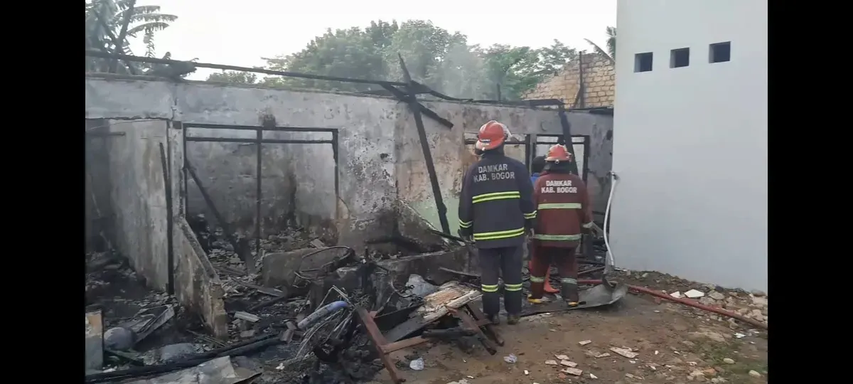 Tangkap layar petugas memadamkan api yang melalap 10 kontrakan di Cileungsi, Kabupaten Bogor.