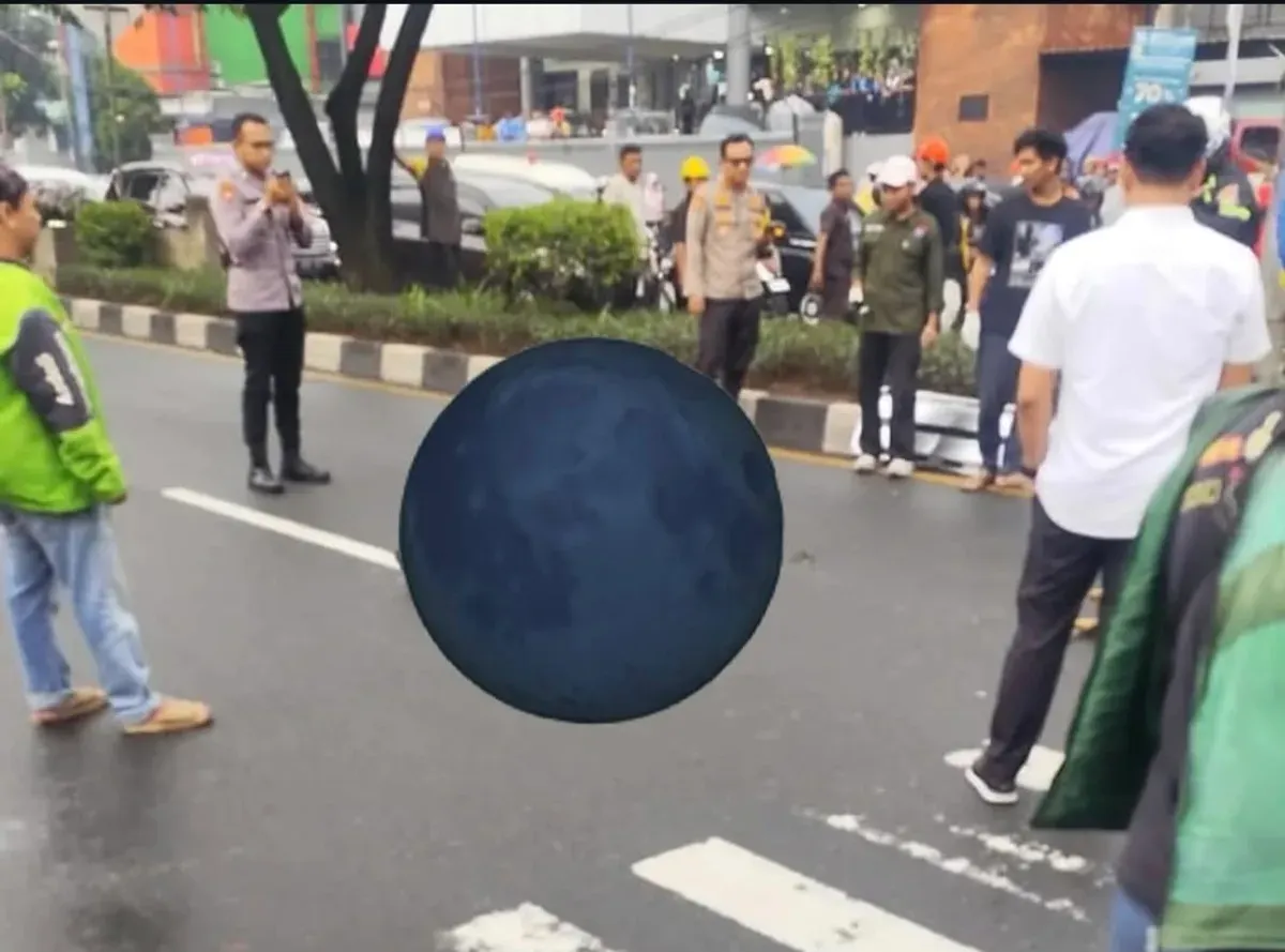 Tangkap layar anggota Polsek Beji turun mengamankan TKP evakuasi korban kecelakaan tutup usia di Margonda Raya.