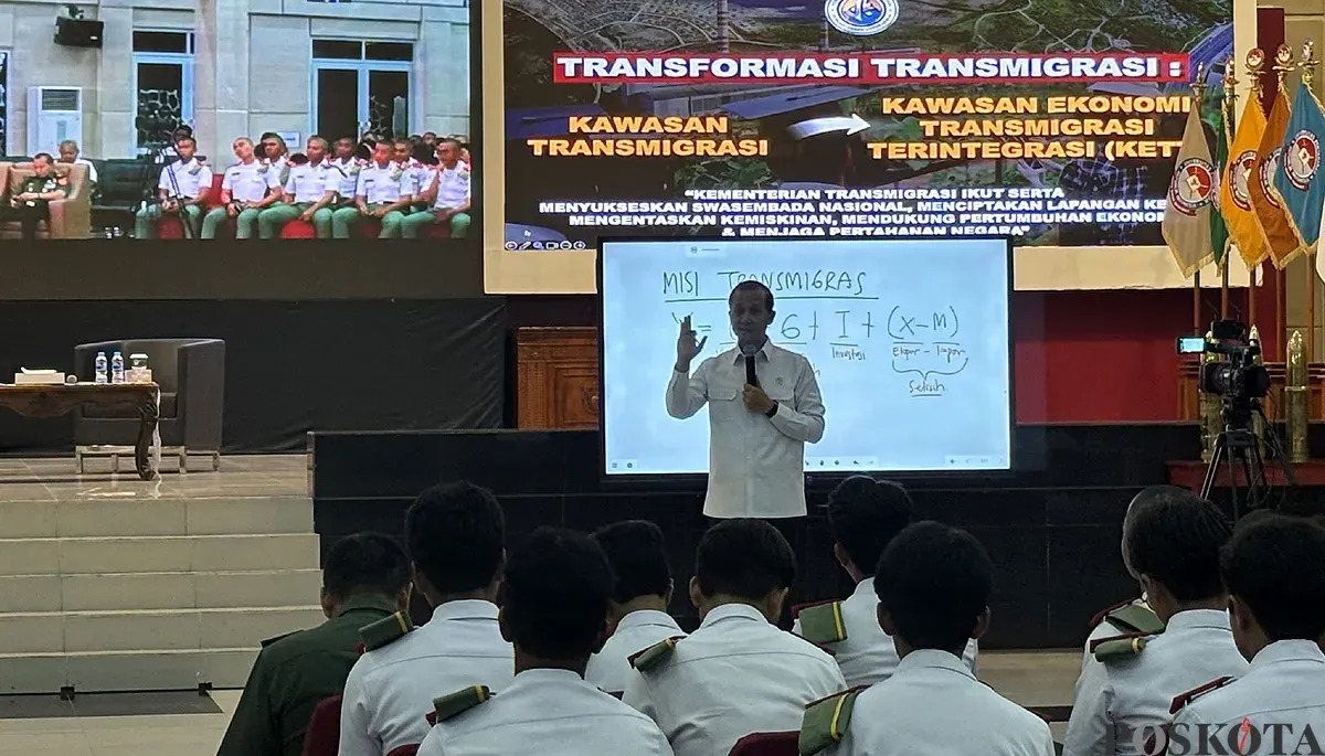 Menteri Transmigrasi, Muhammad Iftitah Sulaiman Suryanagara, memberikan kuliah umum di Unhan Hambalang. (Sumber: POSKOTA | Foto: Giffar Rivana)