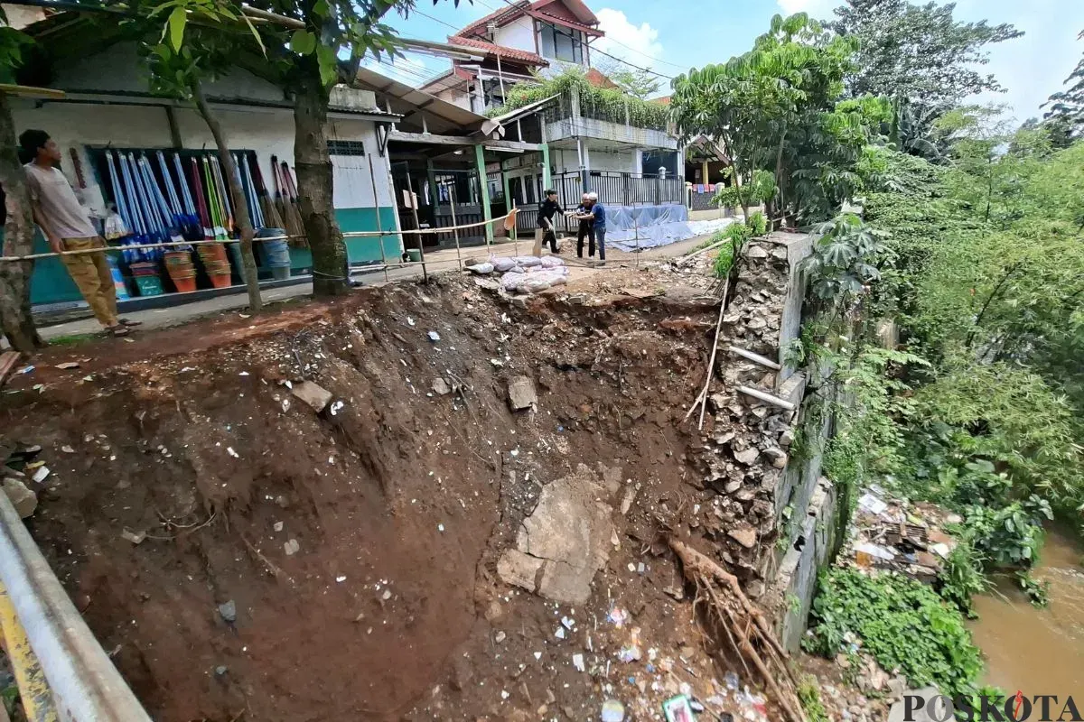Kondisi tembok penahan tanah longsor di Kampung Nyencle RT 03/RW 01, Kelurahan Cilangkap, Kecamatan Tapos, Kota Depok, Senin, 27 Oktober 2025. (Sumber: Poskota/Angga Pahlevi)
