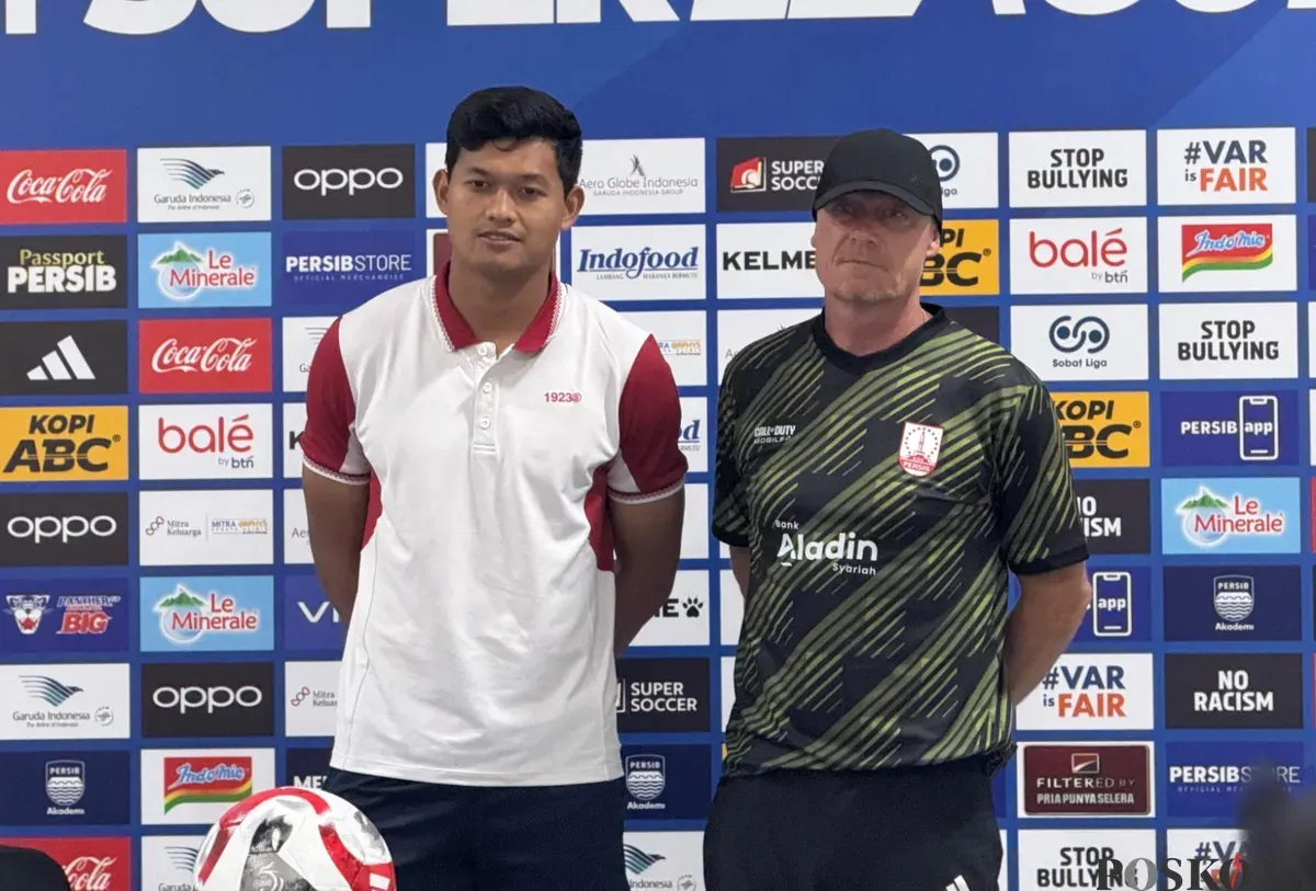 Pelatih Persis Solo, Peter de Roo,(kanan), dan pemain Persis Solo M Riyandhi. (Sumber: Poskota/Gatot Poedji Utomo)