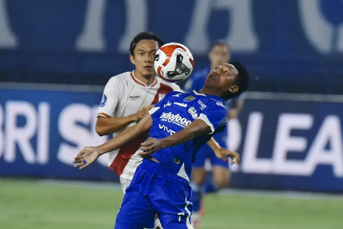 Potret pemain Persib Bandung, Beckham Putra Nugraha berduel dengan pemain Persis Solo. (Sumber: Persib)