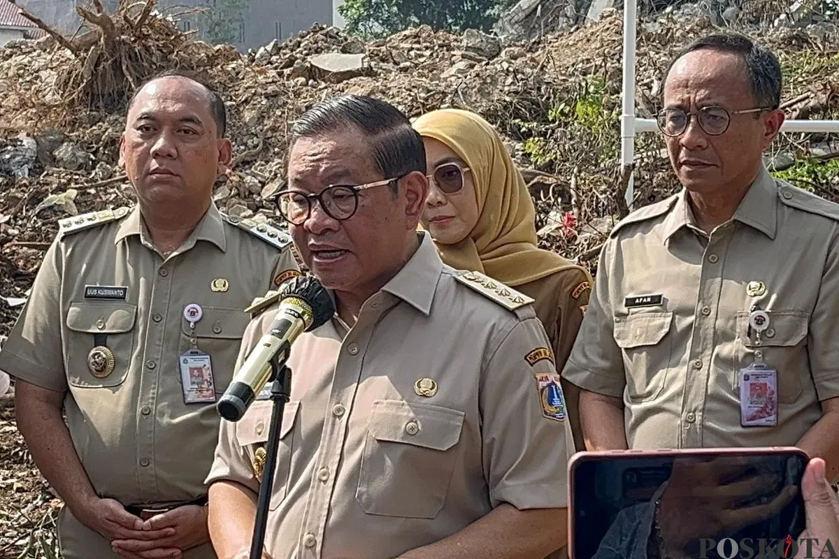 Gubernur Jakarta, Pramono Anung menyampaikan pernyataan kepada awak media di Tomang, Jakarta Barat, Senin, 27 Oktober 2025. (Sumber: Poskota/M. Tegar Jihad)