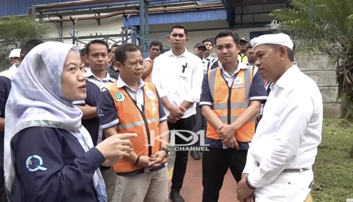 Sidak Dedi Mulyadi ke Aqua buktikan warga sekitar justru beli air bersih. Perusahaan ambil air tanah dalam, namun distribusi ke masyarakat ternyata nihil. Ini kata gubernur. (Sumber: YouTube/KANG DEDI MULYADI CHANNEL)