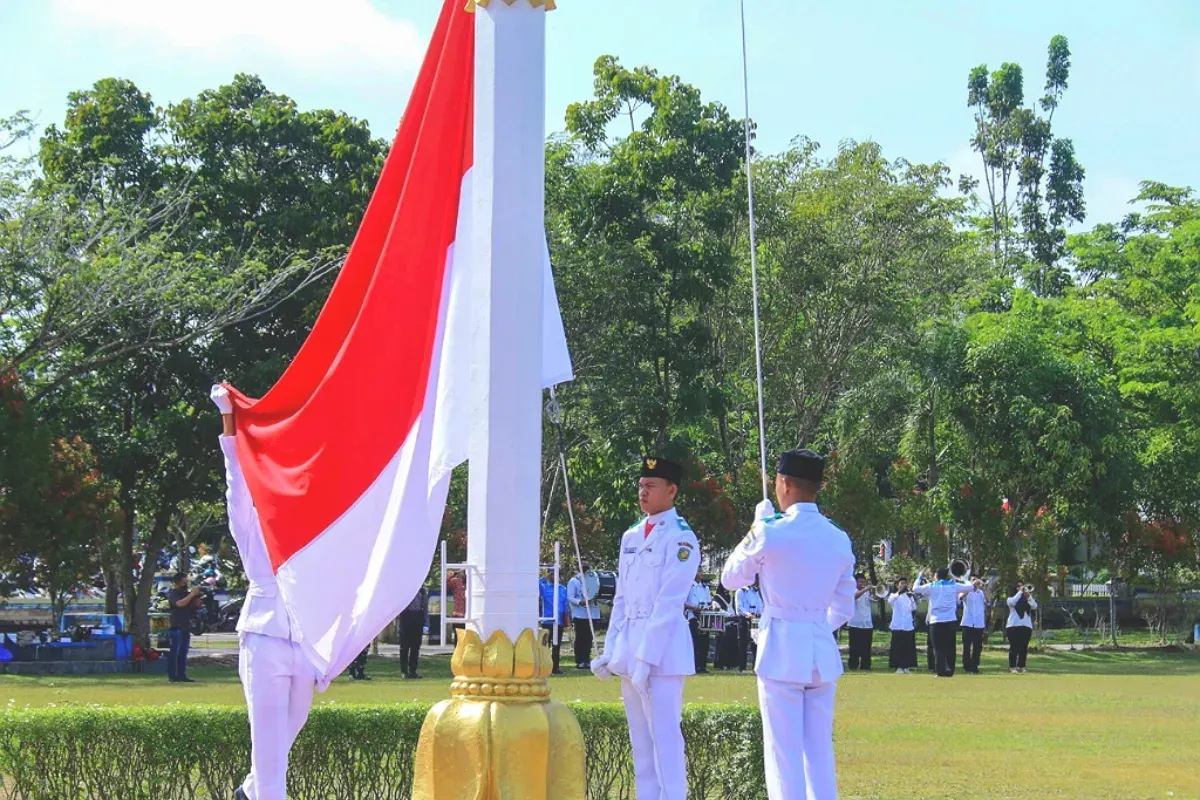 Ilustrasi tata cara pengibaran bendera merah putih di Hari Sumpah Pemuda. (Sumber: palangkaraya.co.id)