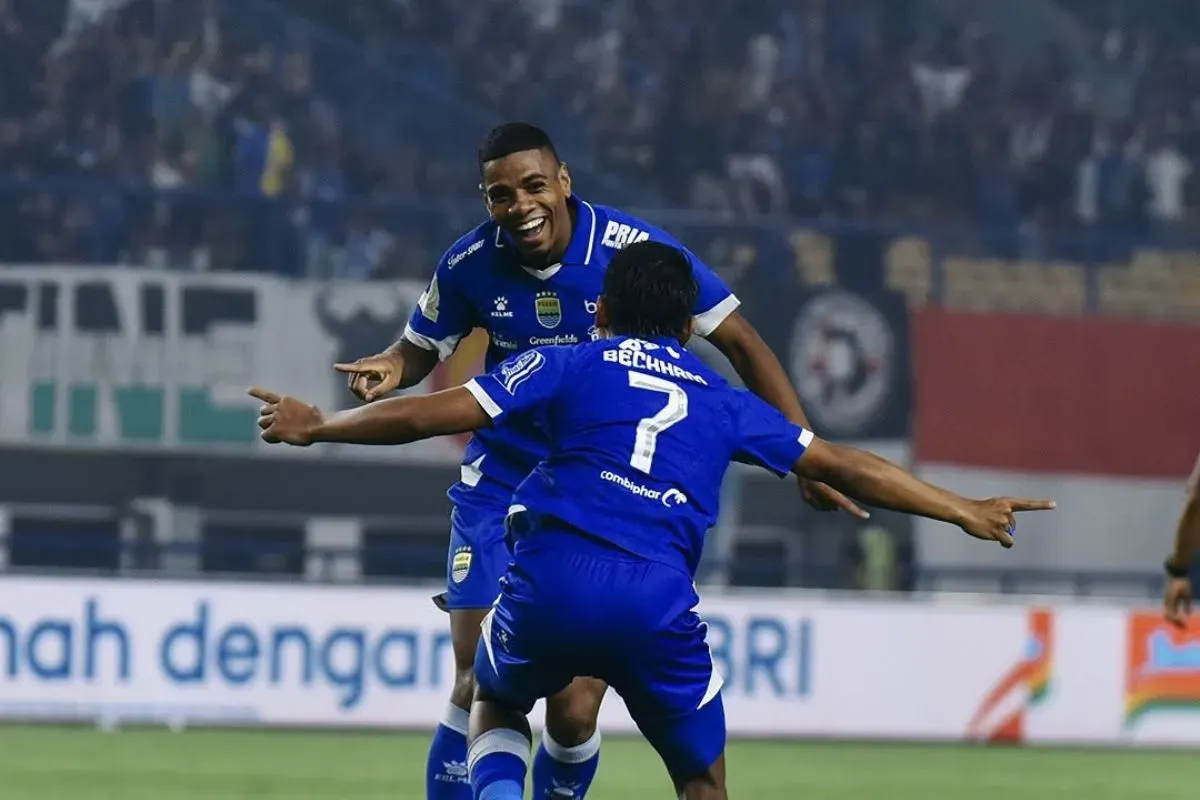 Pemain Persib Bandung, Uilliam Barros melakukan selebrasi bersama Beckham Putra usai menjebol gawang Persis Solo di Stadion GBLA, Senin, 27 Oktober 2025. (Sumber: Instagram/@persib)