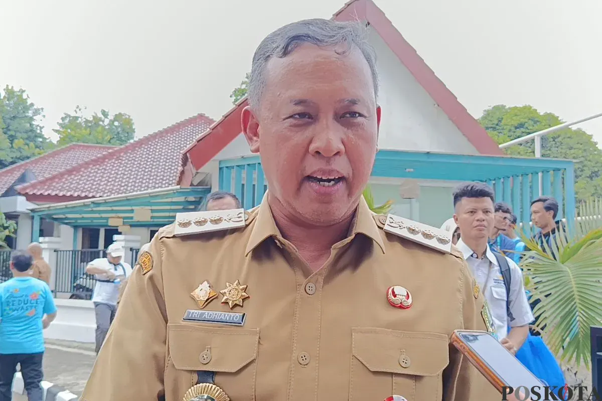 Wali Kota Bekasi, Tri Adhianto berjanji mengawal kasus dugaan kekerasan seksual di SPPG wilayah Jatiasih, Kota Bekasi, Senin, 27 Oktober 2025. (Sumber: Poskota/Nurpini Aulia Rapika)