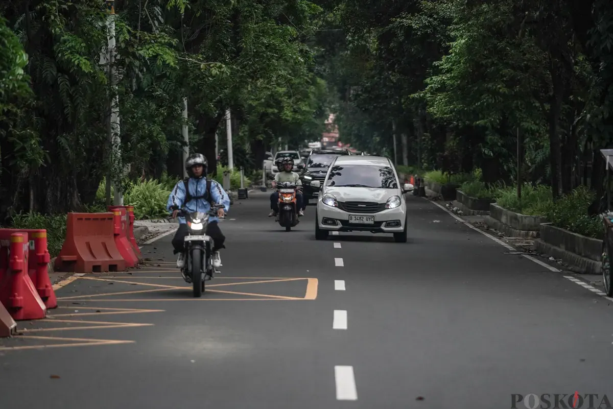 Ilustrasi, sejumlah kendraan melintas diantara pepohonan di Teuku Umar, Menteng, Jakarta, Senin, 27 Oktober 2025. (Sumber: POSKOTA | Foto: Bilal Nugraha Ginanjar)