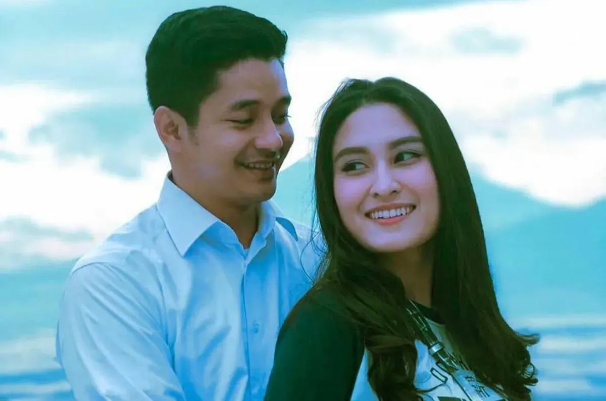 Pasangan selebritas Adly Fairuz dan Angbeen Rishi dikabarkan bercerai setalah membina rumah tangga lebih dari lima tahun. (Sumber: Instagram/@adlyfairuz)