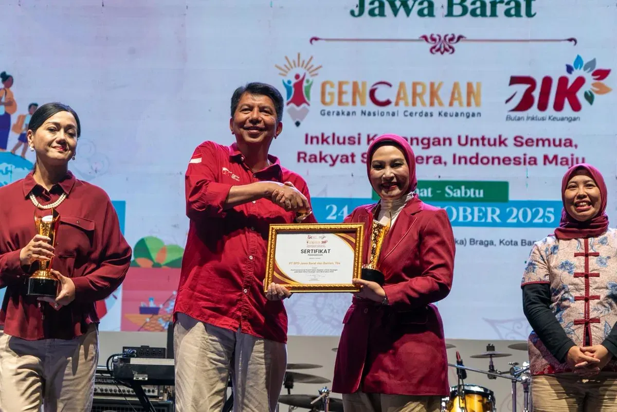 Perwakilan bank bjb menerima penghargaan dari Otoritas Jasa Keuangan (OJK) dalam rangkaian kegiatan Bulan Inklusi Keuangan (BIK) 2025 di Bandung sebagai PUJK Teraktif Jawa Barat. (Sumber: Istimewa)