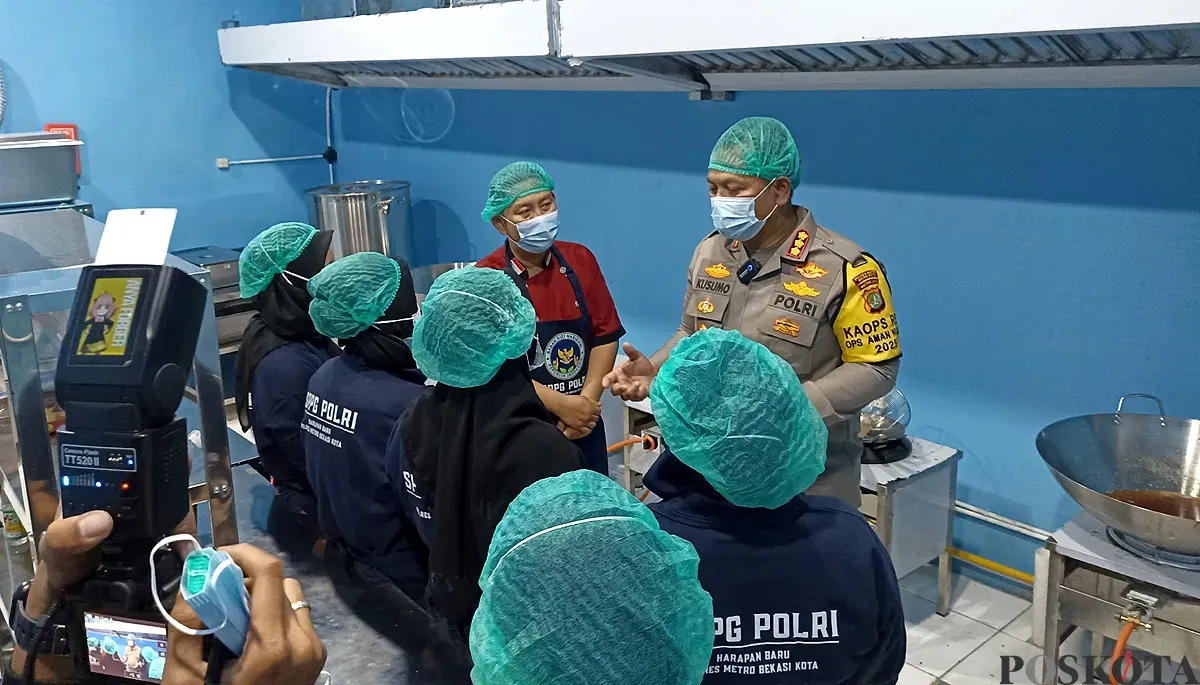 Kapolres Metro Bekasi Kota, Kombes Pol Kusumo Wahyu Bintoro meninjau langsung SPPG Polri kedua di Danau Duta Harapan Baru, Bekasi Utara, Kota Bekasi, Selasa 28 Oktober 2025. (Sumber: POSKOTA | Foto: Nurpini Aulia Rapika)