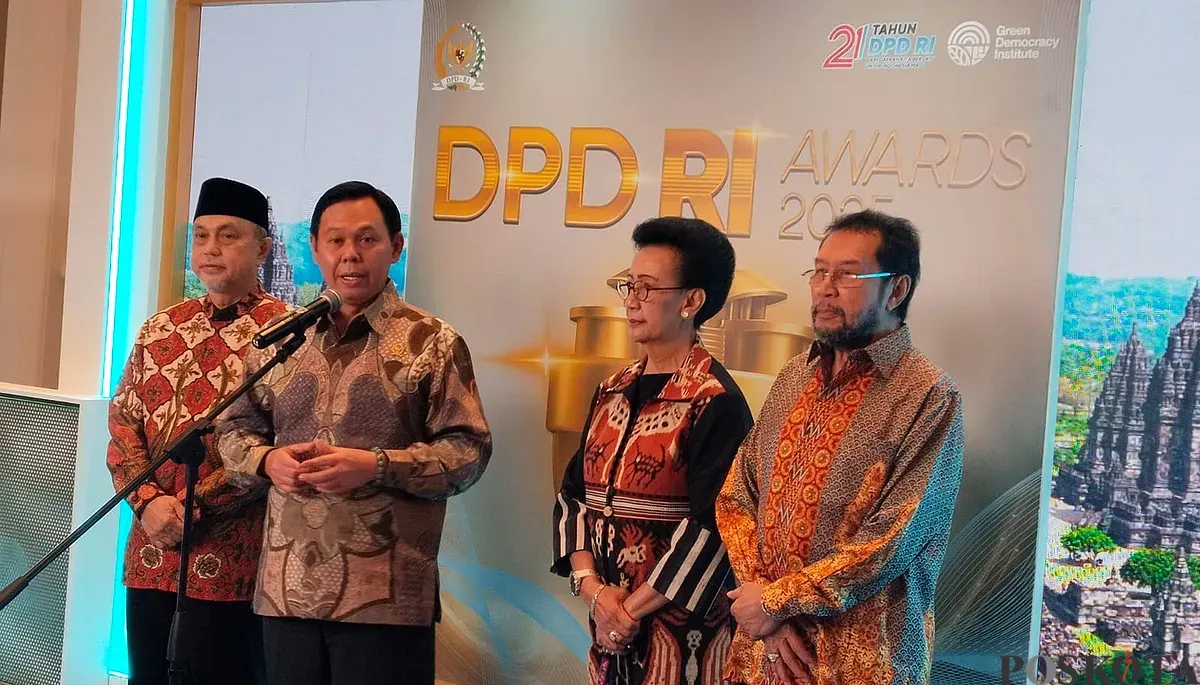 Ketua DPD RI, Sultan Bachtiar Najamudin (kedua dari kiri) memberikan keterangan kepada sejumlah media terkait pelaksanaan DPD RI Awards 2025 yang digelar di Tribarata Hotel pada Selasa, 28 Oktober 2025. (Sumber: POSKOTA | Foto: Heri Effendi)