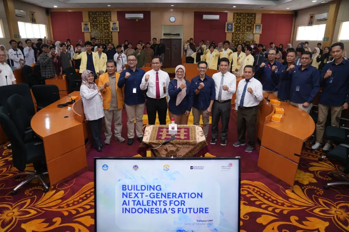 Dirut Telkom Dian Siswarini, Rektor UNP Krismadinata, Ph.D. dan jajaran pada acara Seminar Telkom AI Connect di Universitas Negeri Padang, Senin, 27 Oktober 2025. (Sumber: Corporate Communication PT Telkom Indonesia (Persero) Tbk)