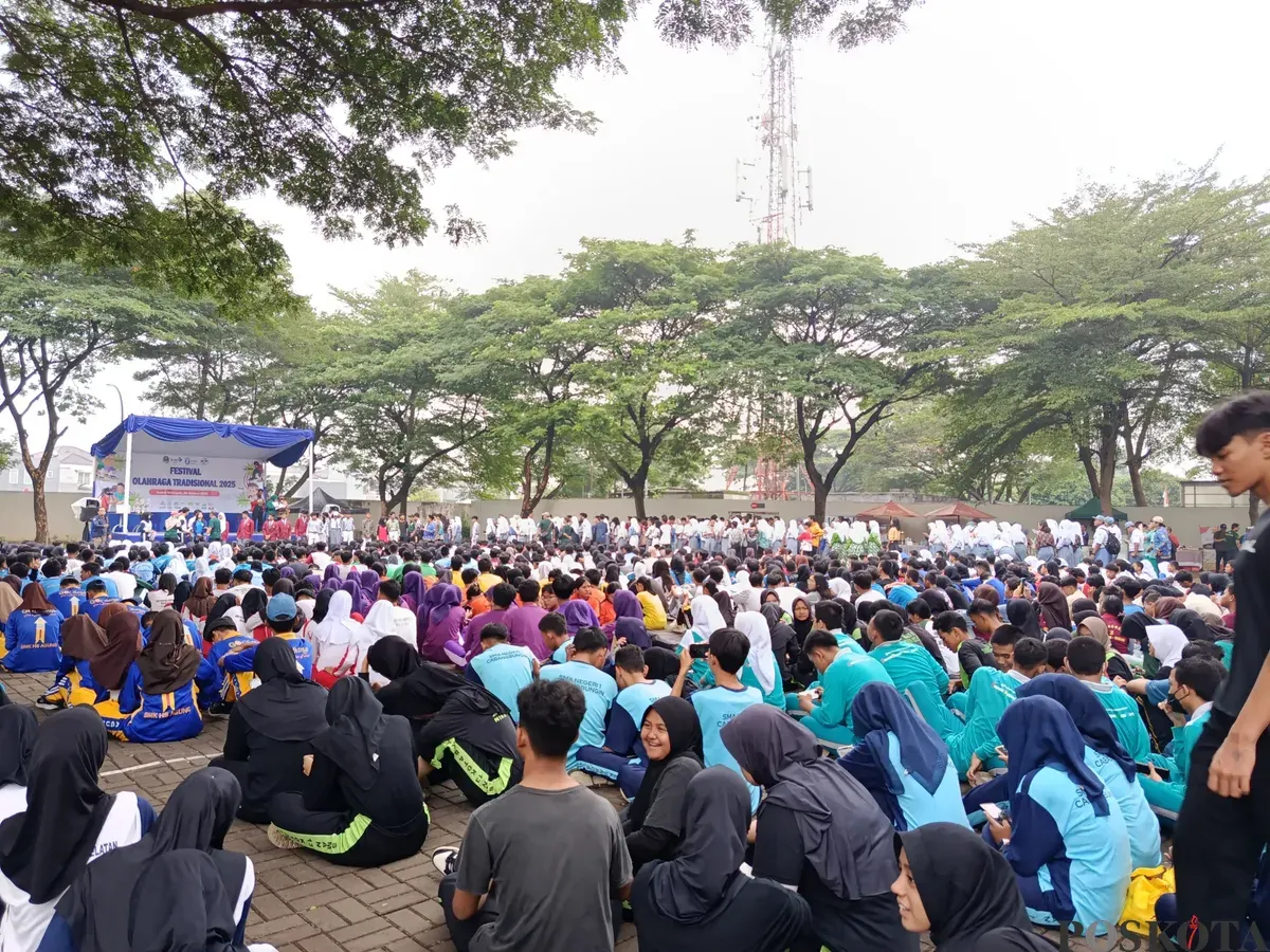Sejumlah siswa SMA/SMK dari 75 sekolah di Kota dan Kabupaten Bekasi mengikuti ajang Festival Olahraga Tradisional IGORNAS 2025 di Go Wet Waterpark, Selasa, 28 Oktober 2025. (Sumber: Poskota/Nurpini Aulia Rapika)