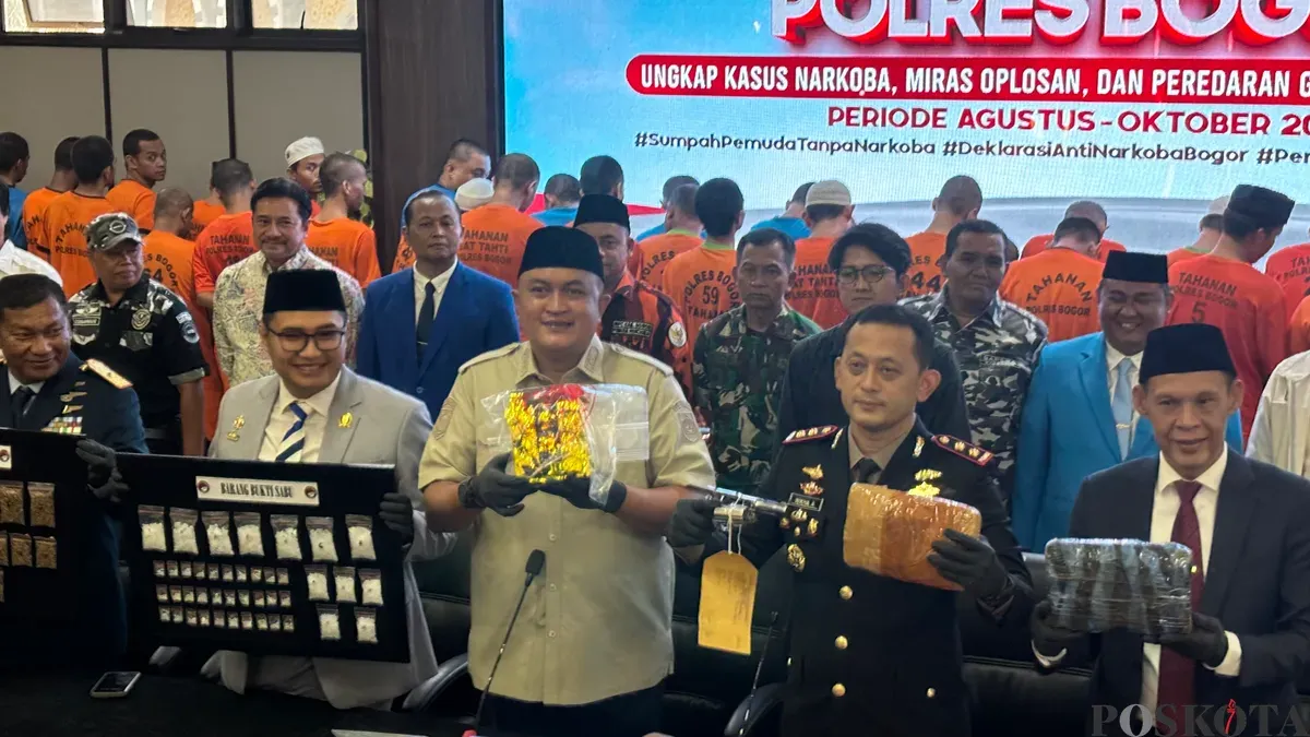 Kapolres Bogor bersama dengan Bupati dan Forkopimda melakukan keterangan pers terkait pengungkapan kasus narkotika di Kabupaten Bogor dalam kurun waktu tiga bulan terakhir. (Sumber: Poskota/Giffar Rivana)