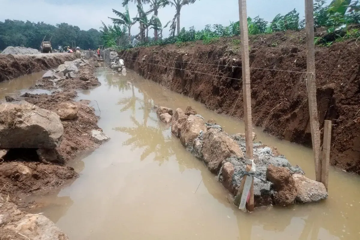 Sejumlah pekerja menjalani proyek irigasi DI Cukang Sadang, Kabupaten Pandeglang. (Sumber: Dok. Warga)