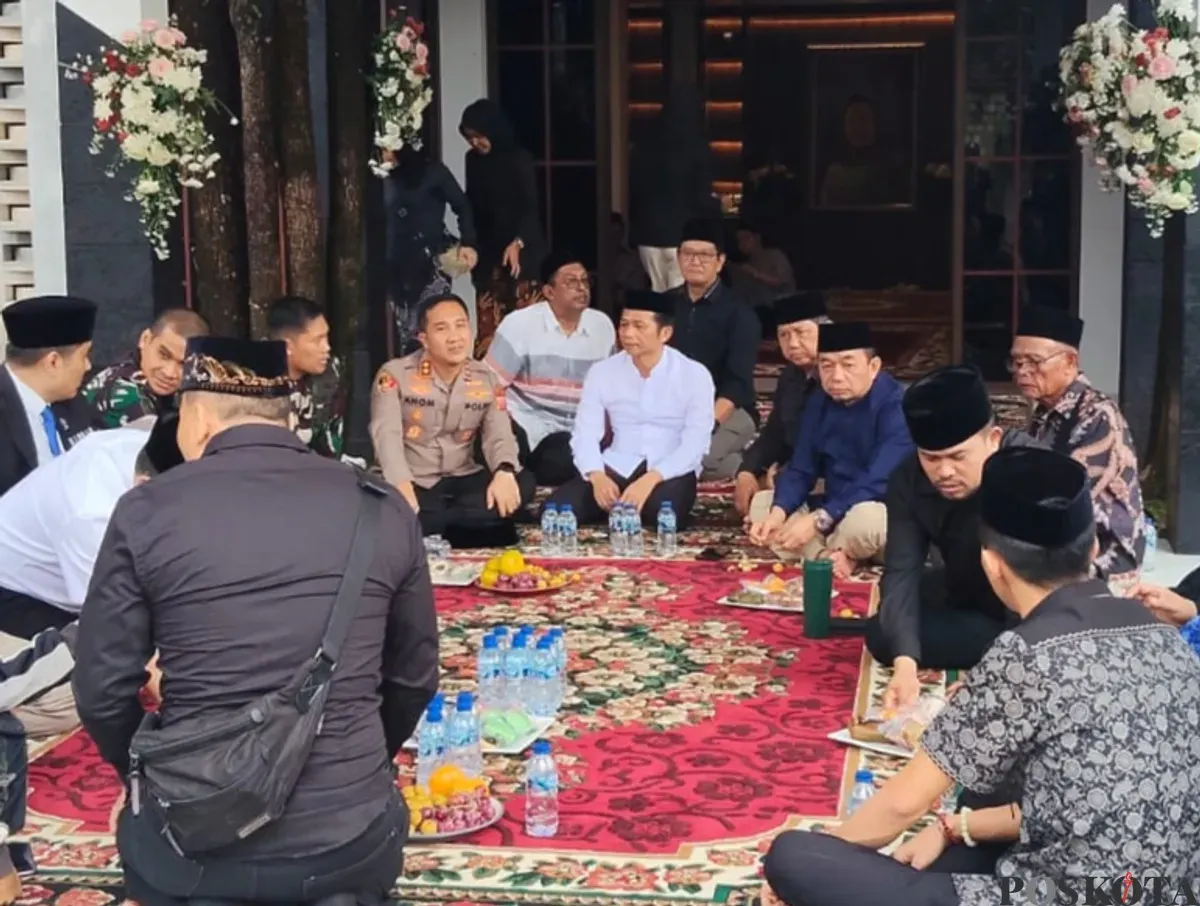 Kapolres Purwakarta dan unsur Forkompimda bertakziah ke rumah duka. (Sumber: Poskota/Dadan Sukmana)
