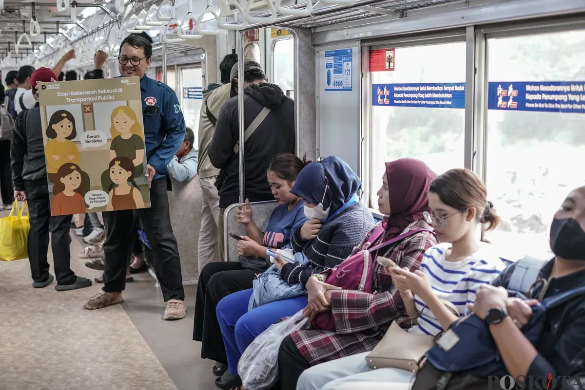 Petugas KAI Commuter membawa poster saat menggelar Kampanye Anti Kekerasan Seksual di Stasiun Manggarai, Jakarta, Selasa, 28 Oktober 2025. (Sumber: Poskota/Bilal Nugraha Ginanjar)
