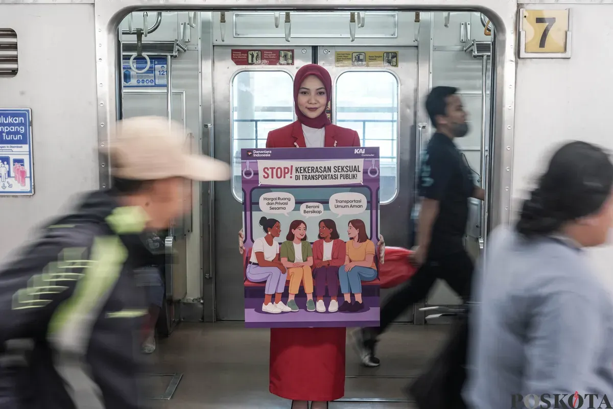 Petugas KAI Commuter membawa poster saat menggelar Kampanye Anti Kekerasan Seksual di Stasiun Manggarai, Jakarta, Selasa, 28 Oktober 2025. (Sumber: Poskota/Bilal Nugraha Ginanjar)