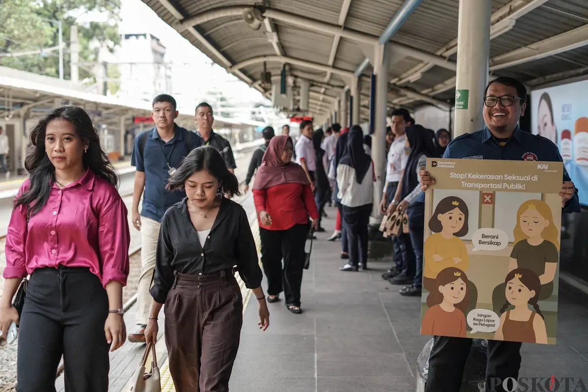 Petugas KAI Commuter membawa poster saat menggelar Kampanye Anti Kekerasan Seksual di Stasiun Sudirman, Jakarta, Selasa, 28 Oktober 2025. (Sumber: Poskota/Bilal Nugraha Ginanjar)