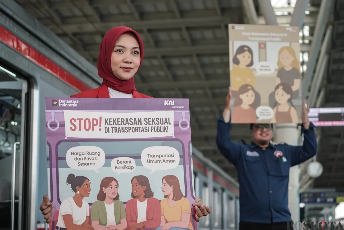 Petugas KAI Commuter membawa poster saat menggelar Kampanye Anti Kekerasan Seksual di Stasiun Manggarai, Jakarta, Selasa, 28 Oktober 2025. (Sumber: Poskota/Bilal Nugraha Ginanjar)