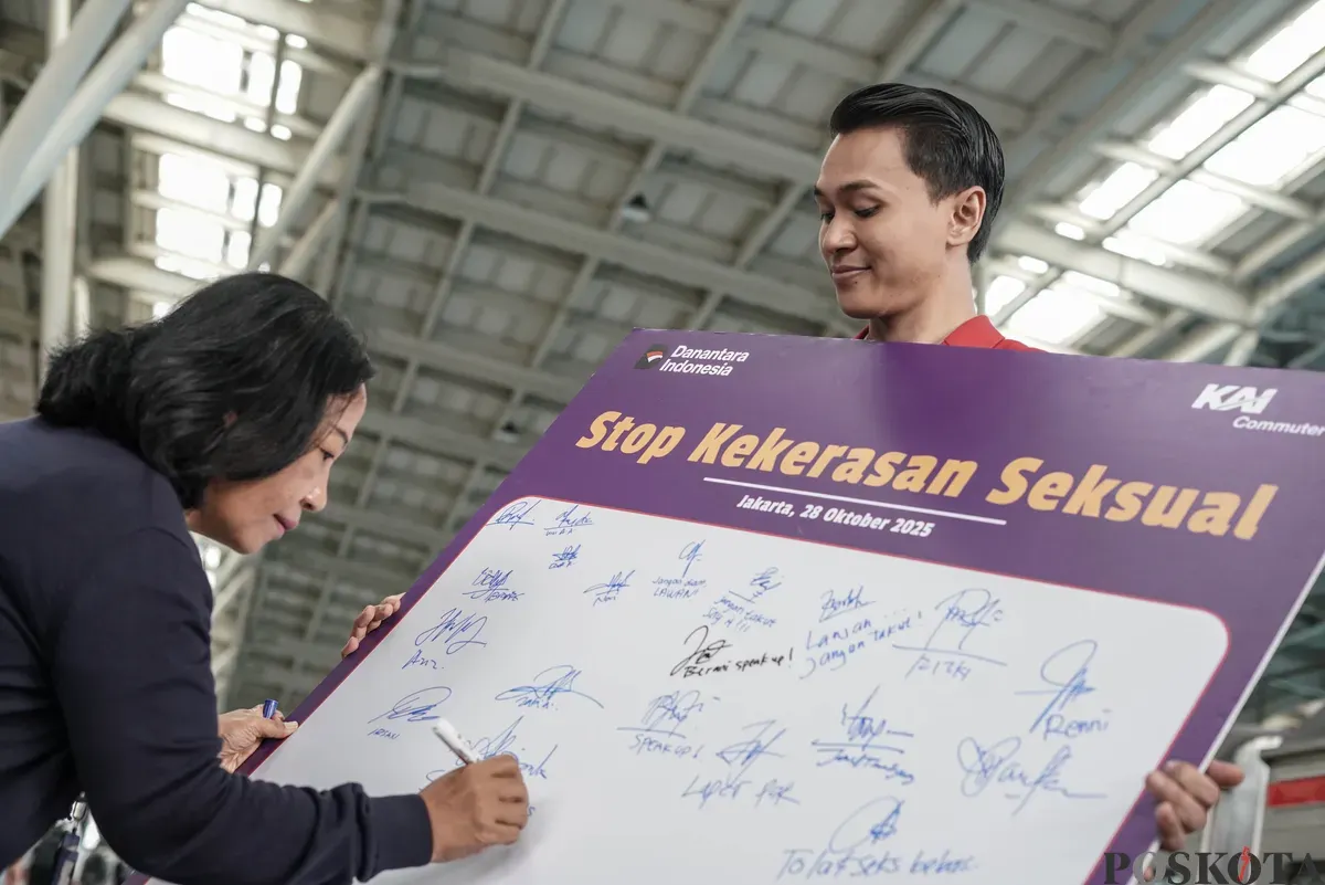 Petugas KAI Commuter membawa poster saat menggelar Kampanye Anti Kekerasan Seksual di Stasiun Manggarai, Jakarta, Selasa, 28 Oktober 2025. (Sumber: Poskota/Bilal Nugraha Ginanjar)