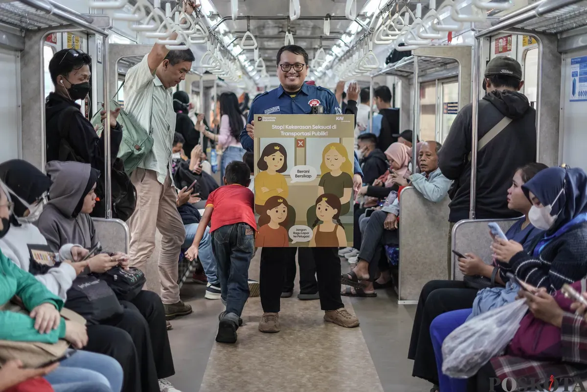 Petugas KAI Commuter membawa poster saat menggelar Kampanye Anti Kekerasan Seksual di Stasiun Sudirman, Jakarta, Selasa, 28 Oktober 2025. (Sumber: Poskota/Bilal Nugraha Ginanjar)