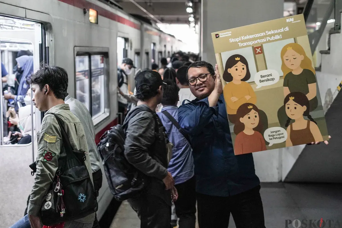 Petugas KAI Commuter membawa poster saat menggelar Kampanye Anti Kekerasan Seksual di Stasiun Manggarai, Jakarta, Selasa, 28 Oktober 2025. (Sumber: Poskota/Bilal Nugraha Ginanjar)