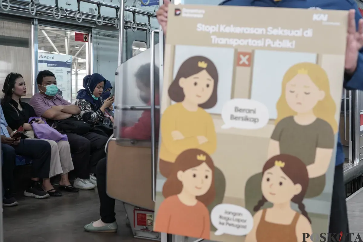Petugas KAI Commuter membawa poster saat menggelar Kampanye Anti Kekerasan Seksual di Stasiun Manggarai, Jakarta, Selasa, 28 Oktober 2025. (Sumber: Poskota/Bilal Nugraha Ginanjar)