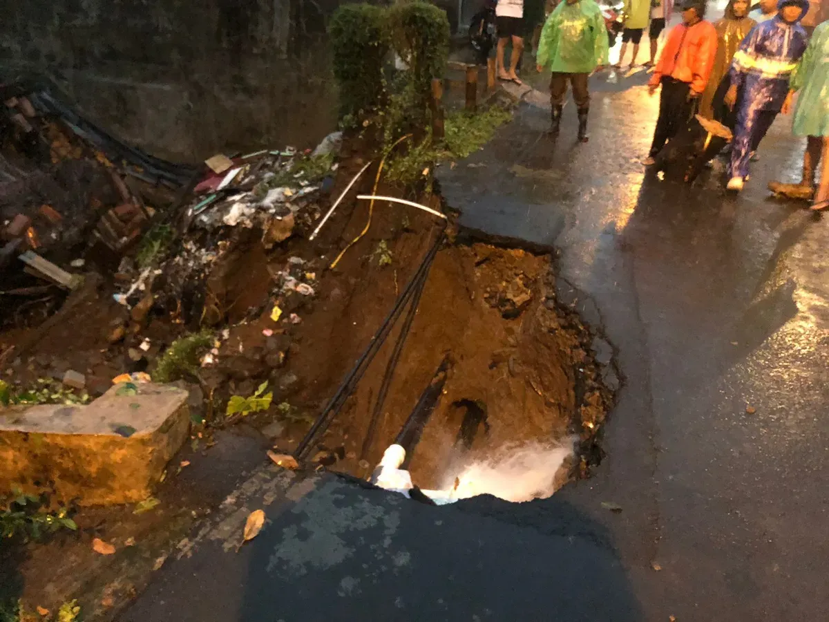 Longsor di Bondongan, Kota Bogor menyebabkan 12 rumah warga terdampak. (Sumber: BPBD Kota Bogor)