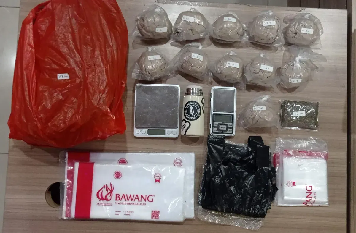 Barang bukti narkoba jenis ganja hasil dari pengungkapan kawasan Cengkareng, Jakarta Barat, pada Sabtu, 25 Oktober 2025 dini hari. (Sumber: Dok Polda Metro Jaya)