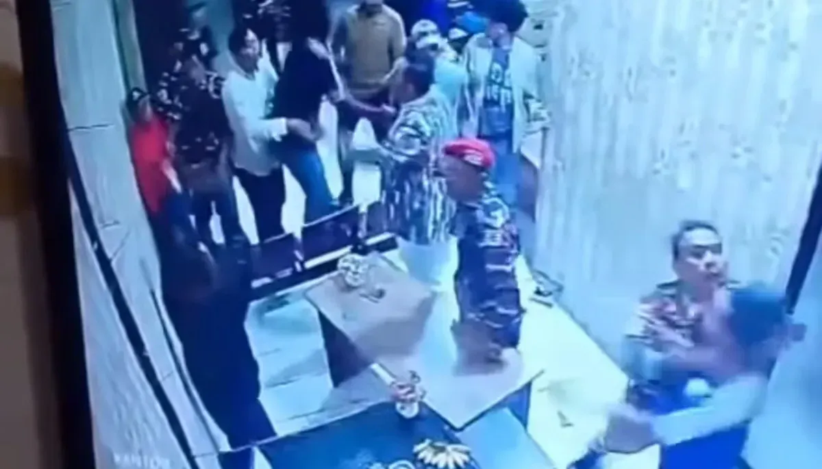 Tangkap layar rekaman CCTV menunjukkan oknum ormas menggeruduk kantor Pasar Tohaga Parung.