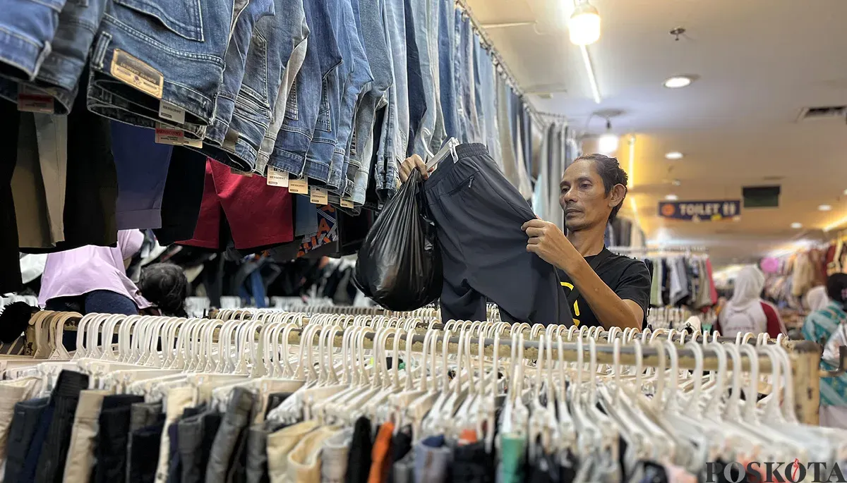 Konsumen sedang memilih pakaian bekas di salah satu lapak di Pasar Senen, Jakarta Pusat. (Sumber: POSKOTA | Foto: Pandi Ramedhan)