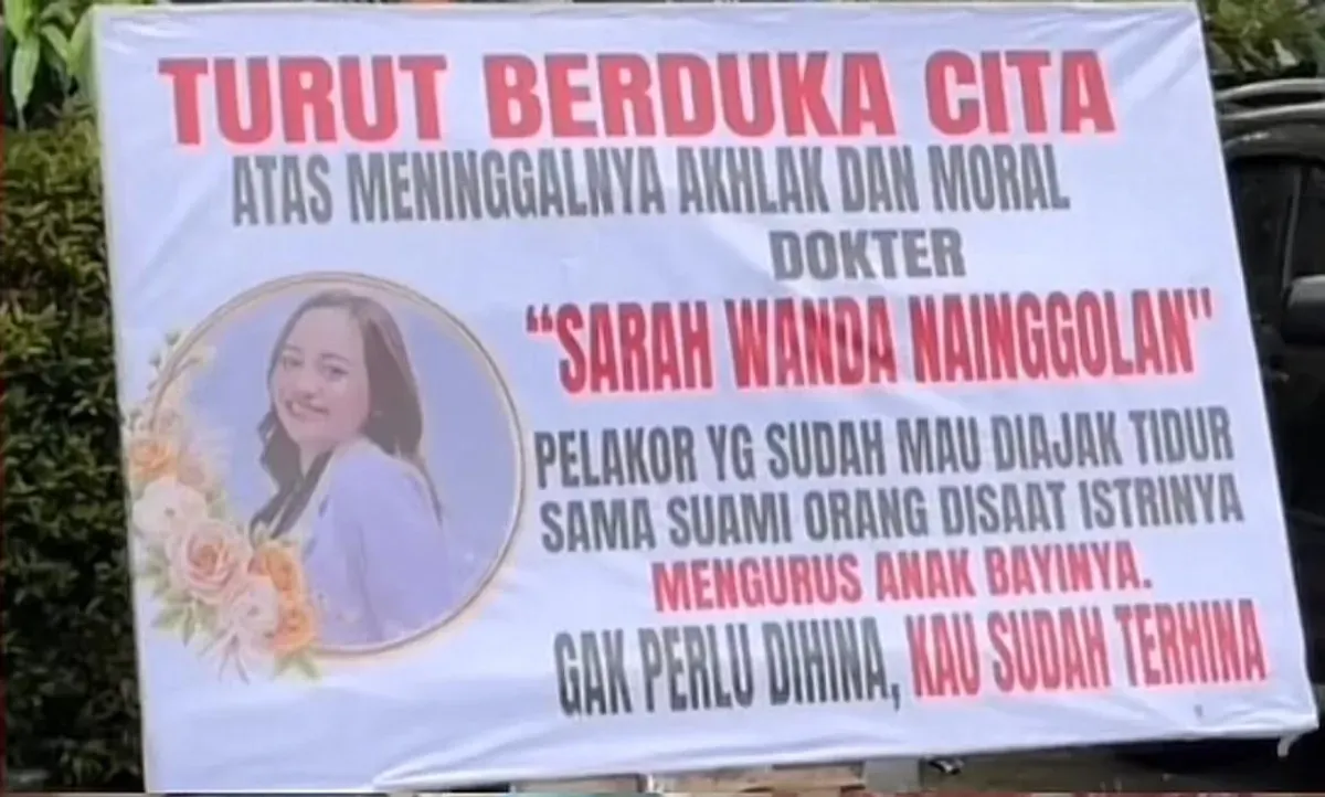 Papan karangan bunga dari istri sah untuk mahasiswa kedokteran, Sarah Wanda Nainggolan yang terseret dalam kasus dugaan perselingkuhan. (Sumber: TikTok/@serbacore)