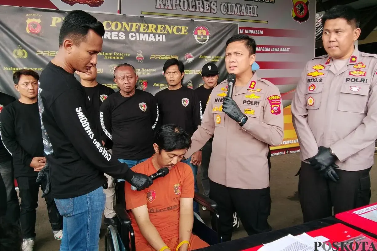 Kapolres Cimahi, AKBP Niko Nurullah Adi Putra (tengah) berinteraksi dengan tersangka pembunuhan di Mapolres Cimahi, Selasa, 28 Oktober 2025. (Sumber: Poskota/Gatot Poedji Utomo)