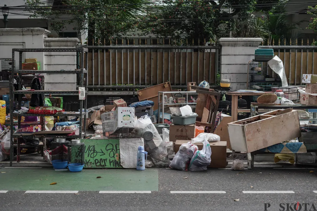 Petugas mengangkut puing-puing saat penertiban kios di Pasar Barito, Jakarta Selatan, Senin, 27 Oktober 2025. (Sumber: Poskota/Bilal Nugraha Ginanjar)