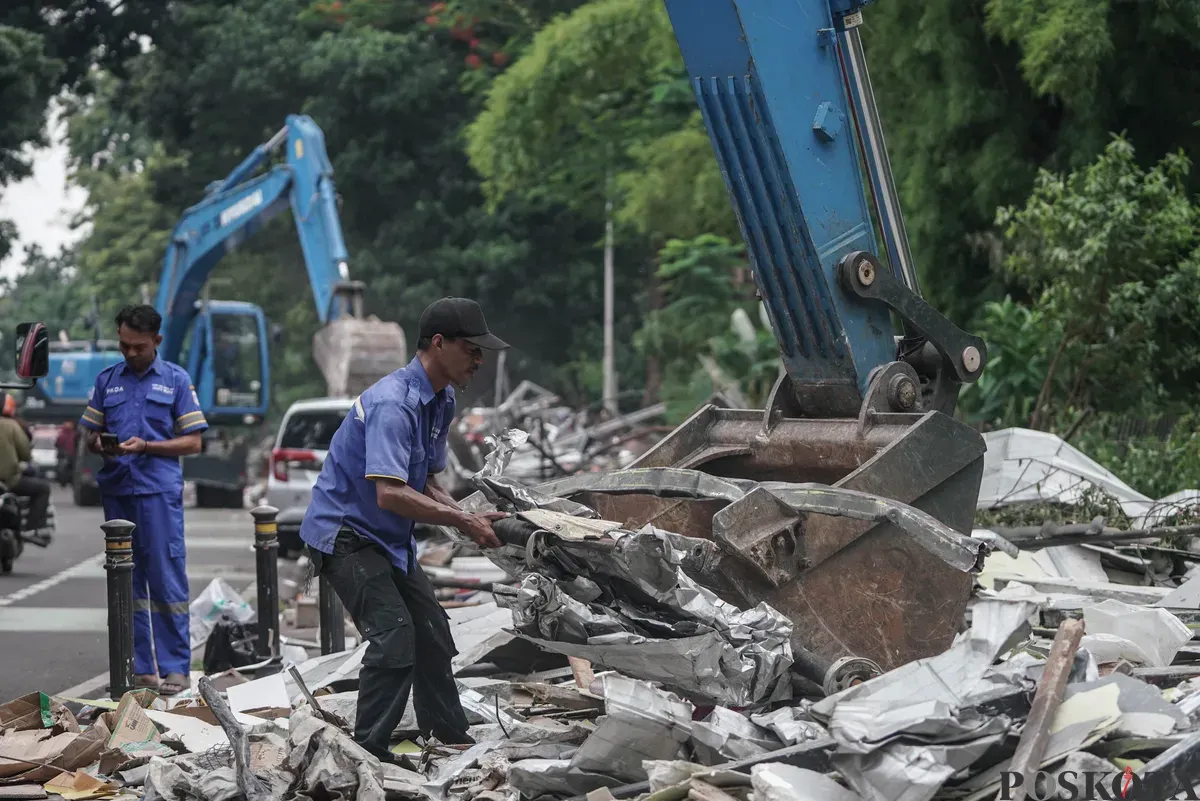 Petugas mengangkut puing-puing saat penertiban kios di Pasar Barito, Jakarta Selatan, Senin, 27 Oktober 2025. (Sumber: Poskota/Bilal Nugraha Ginanjar)