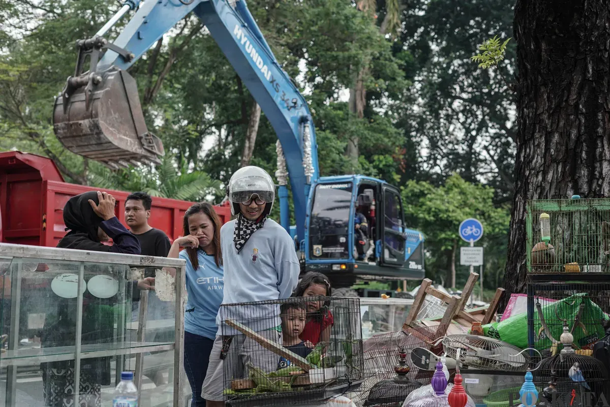 Petugas mengangkut puing-puing saat penertiban kios di Pasar Barito, Jakarta Selatan, Senin, 27 Oktober 2025. (Sumber: Poskota/Bilal Nugraha Ginanjar)