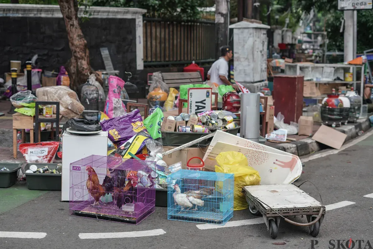 Petugas mengangkut puing-puing saat penertiban kios di Pasar Barito, Jakarta Selatan, Senin, 27 Oktober 2025. (Sumber: Poskota/Bilal Nugraha Ginanjar)