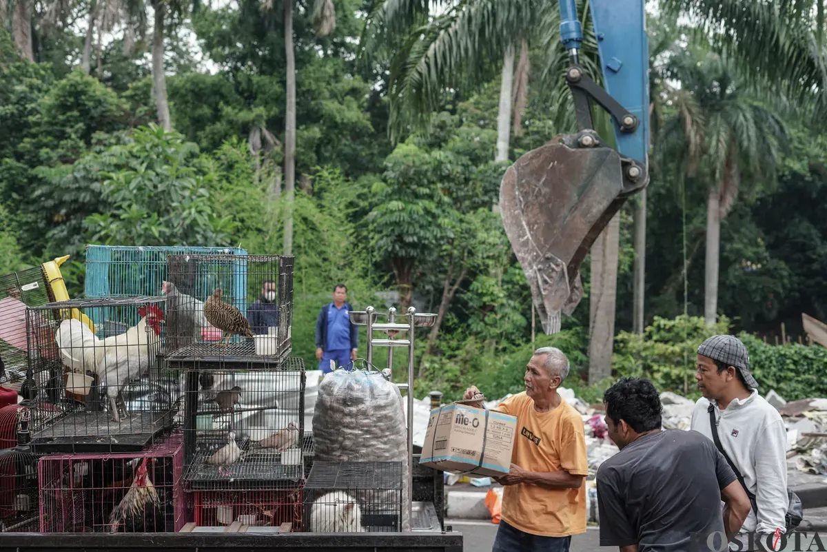 Petugas mengangkut puing-puing saat penertiban kios di Pasar Barito, Jakarta Selatan, Senin, 27 Oktober 2025.