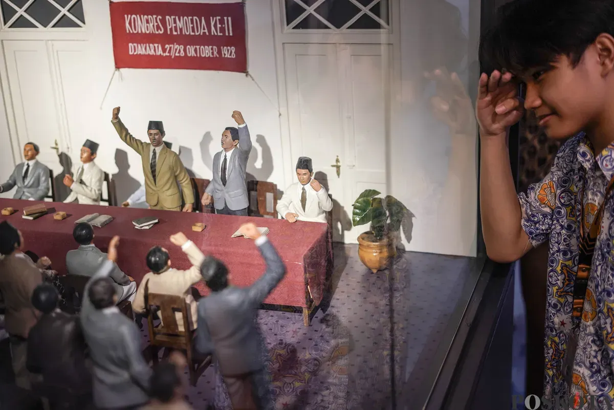 Pengungjung mengamati diorama kongres pemuda-pemuda Indonesia usai mengikuti upacara peringatan Hari Sumpah Pemuda di Museum Sumpah Pemuda, Jakarta, Selasa, 28 Oktober 2025. (Sumber: Poskota/Bilal Nugraha Ginanjar)