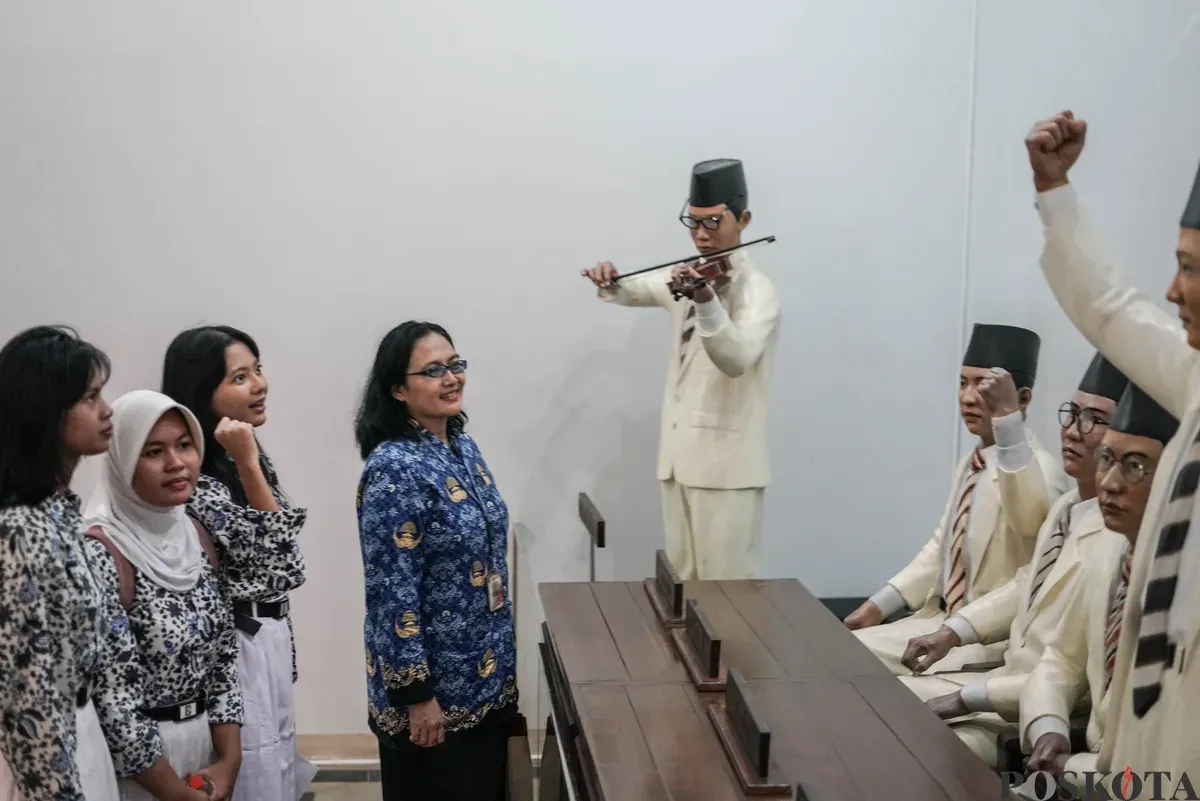 Pengungjung mengamati displai naskah putusan kongres pemuda-pemuda Indonesia usai mengikuti upacara peringatan Hari Sumpah Pemuda di Museum Sumpah Pemuda, Jakarta, Selasa, 28 Oktober 2025. (Sumber: Poskota/Bilal Nugraha Ginanjar)