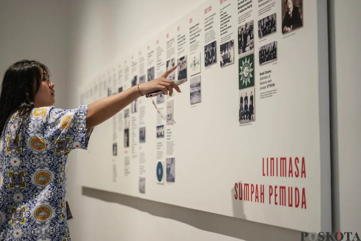 Pengungjung mengamati displai naskah putusan kongres pemuda-pemuda Indonesia usai mengikuti upacara peringatan Hari Sumpah Pemuda di Museum Sumpah Pemuda, Jakarta, Selasa, 28 Oktober 2025. (Sumber: Poskota/Bilal Nugraha Ginanjar)