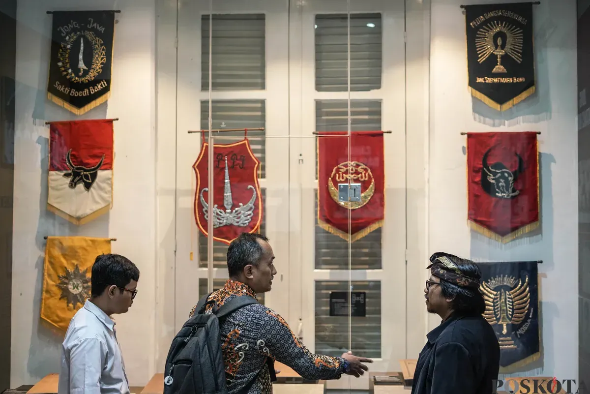 Pengungjung mengamati displai naskah putusan kongres pemuda-pemuda Indonesia usai mengikuti upacara peringatan Hari Sumpah Pemuda di Museum Sumpah Pemuda, Jakarta, Selasa, 28 Oktober 2025. (Sumber: Poskota/Bilal Nugraha Ginanjar)