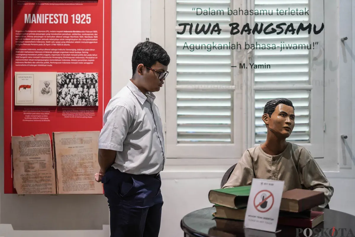 Pengungjung mengamati displai naskah putusan kongres pemuda-pemuda Indonesia usai mengikuti upacara peringatan Hari Sumpah Pemuda di Museum Sumpah Pemuda, Jakarta, Selasa, 28 Oktober 2025. (Sumber: Poskota/Bilal Nugraha Ginanjar)