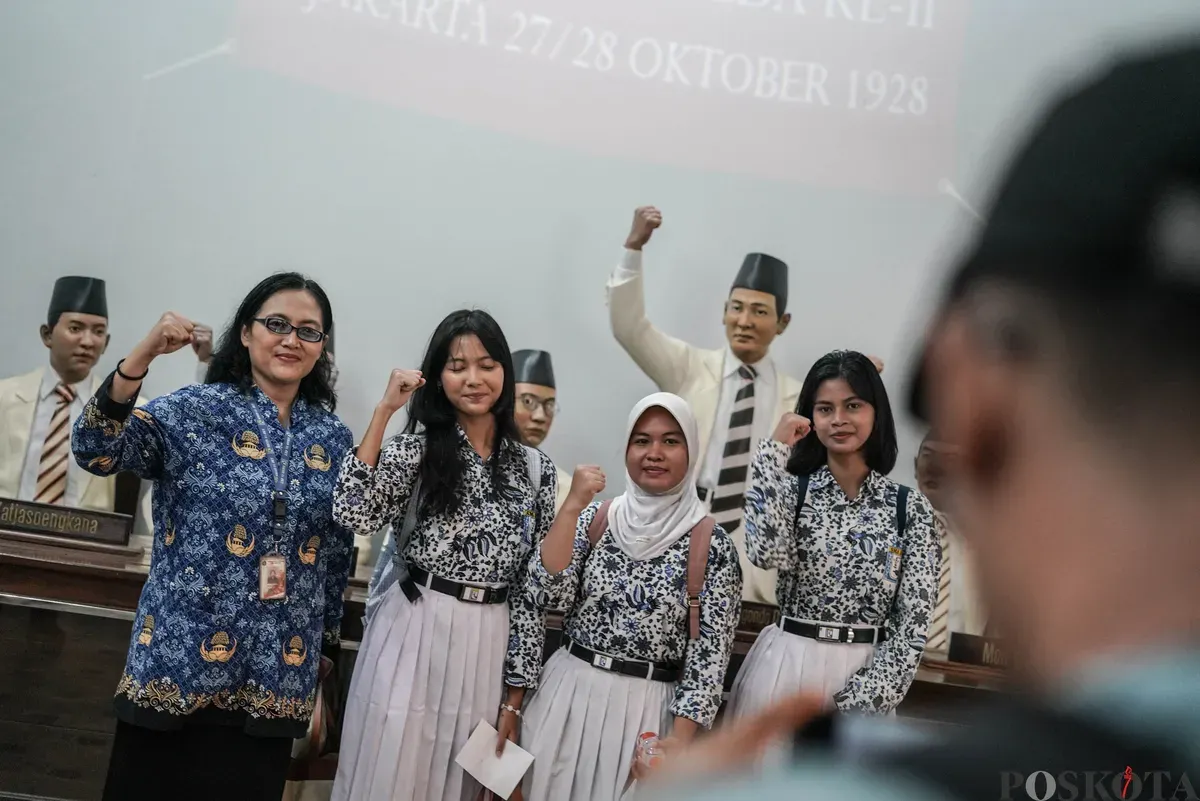 Pengungjung mengamati displai naskah putusan kongres pemuda-pemuda Indonesia usai mengikuti upacara peringatan Hari Sumpah Pemuda di Museum Sumpah Pemuda, Jakarta, Selasa, 28 Oktober 2025. (Sumber: Poskota/Bilal Nugraha Ginanjar)