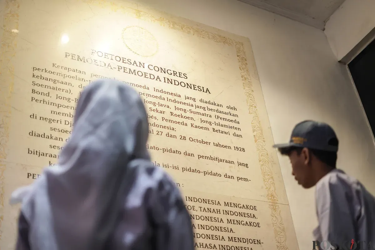 Pengungjung mengamati displai naskah putusan kongres pemuda-pemuda Indonesia usai mengikuti upacara peringatan Hari Sumpah Pemuda di Museum Sumpah Pemuda, Jakarta, Selasa, 28 Oktober 2025. (Sumber: Poskota/Bilal Nugraha Ginanjar)