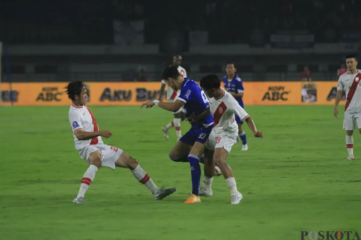 Pemain Persis Solo (putih), nampak kewalahan ketika  menghadapi pemain Persib Bandung, dalam lanjutan Super League, di Stadion GBLA, Gedebage, Bandung, Senin 27 Oktober 2025. (Sumber: Poskota/Gatot Poedji Utomo)